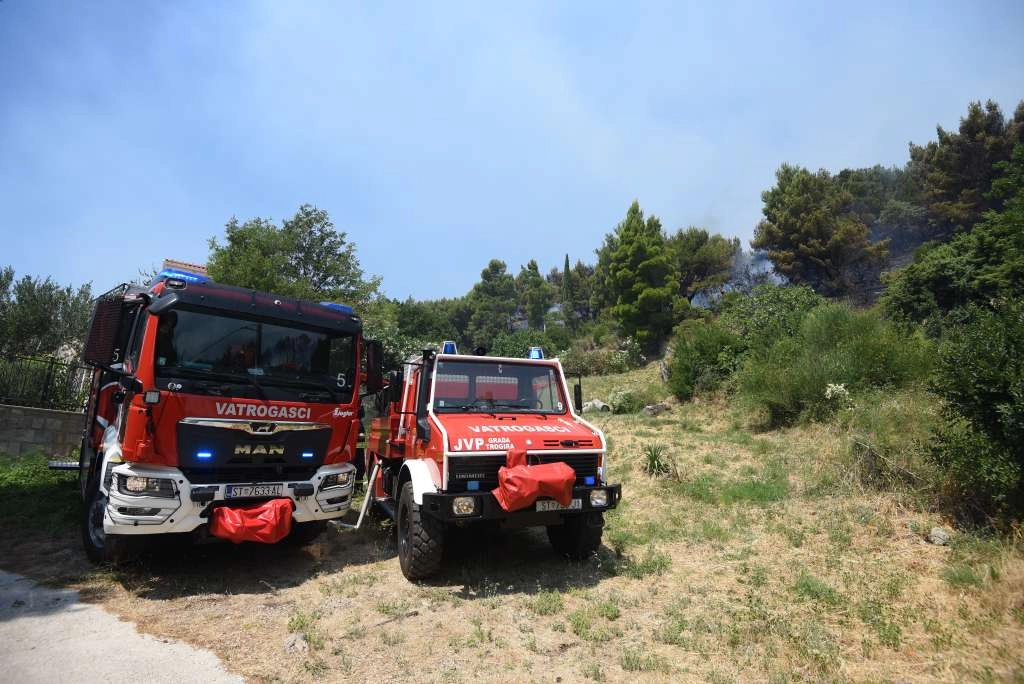 Vatrogasci u Mostaru spasili osobu koja je pala s pećine uz rijeku Neretvu